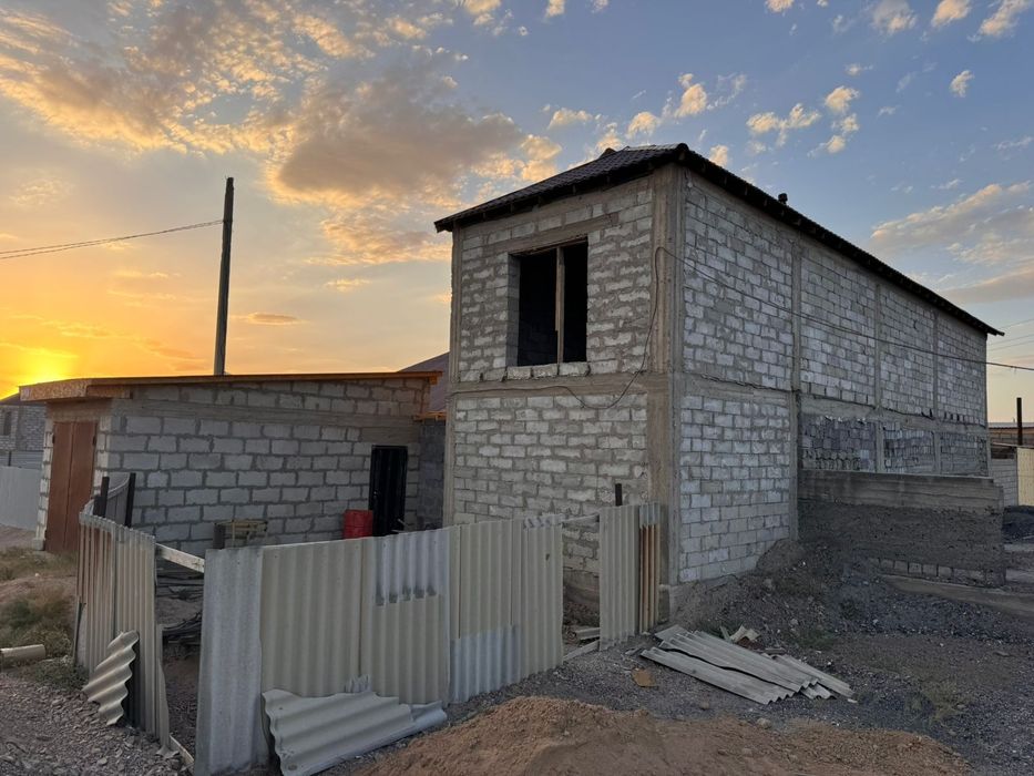 Дом двухэтажный.