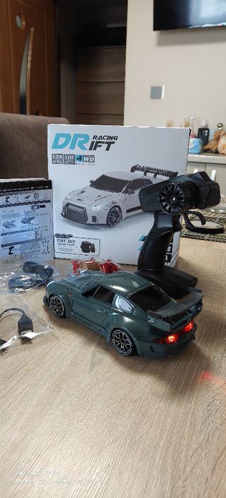 Mașină racing 4×4 cu telecomandă și acumulator, leduri, roti de schimb