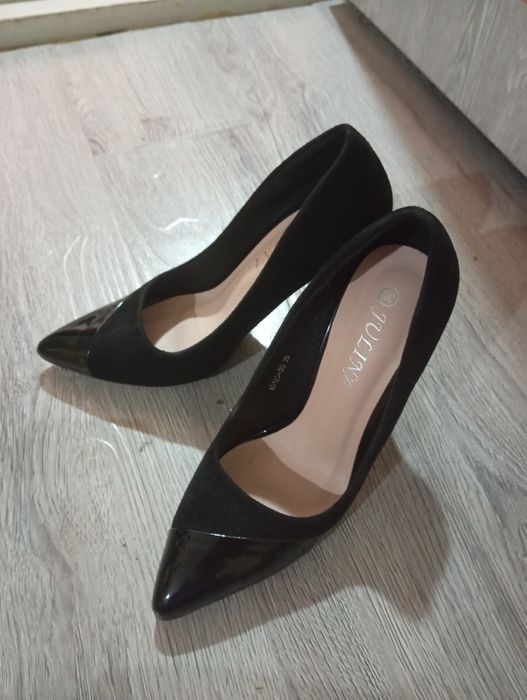 Чёрные вечерние красивые туфли.