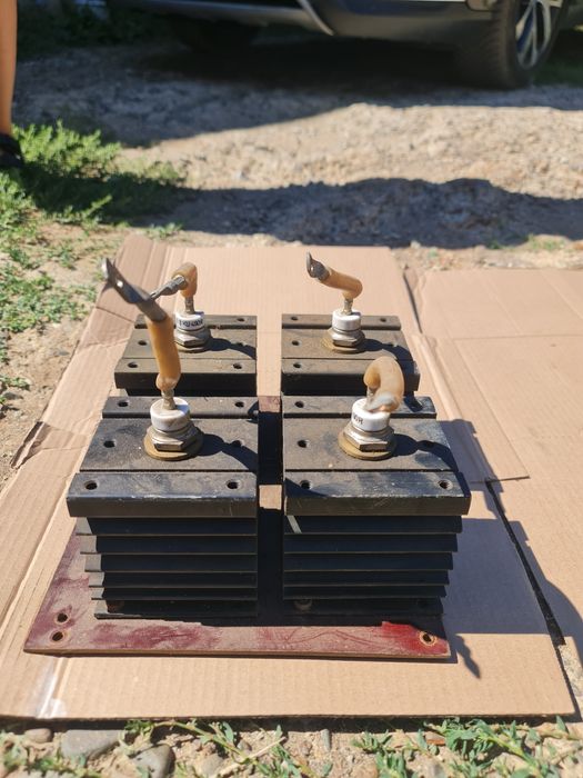 Diode redresoare de mare putere, montate pe radiatoare de aluminiu.