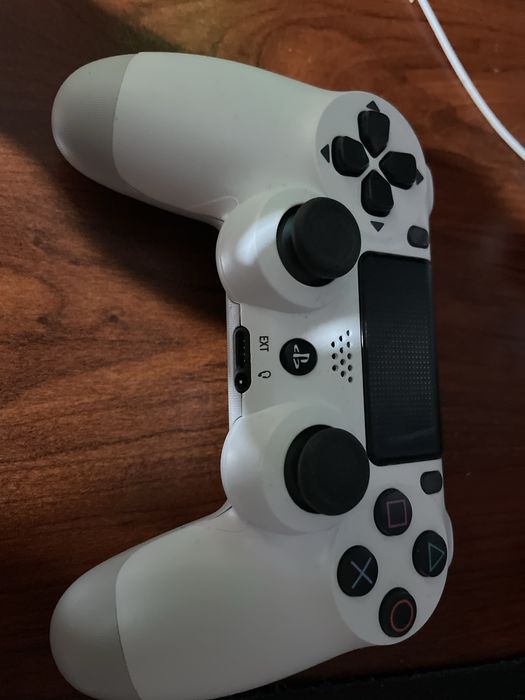 Два броя Dualshock 4 контролери