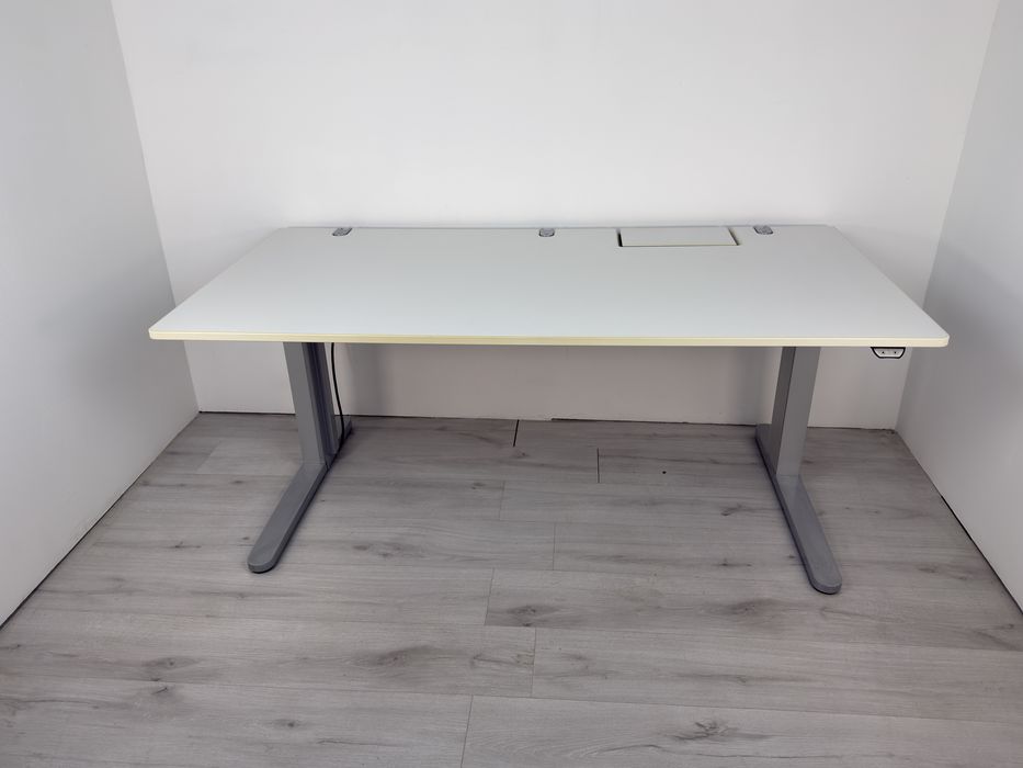 Бяло електрическо бюро с регулируема височина – VS обзавеждане