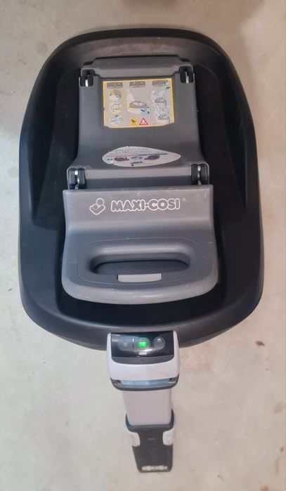 Maxi Cosi Pebble с база за автомобил