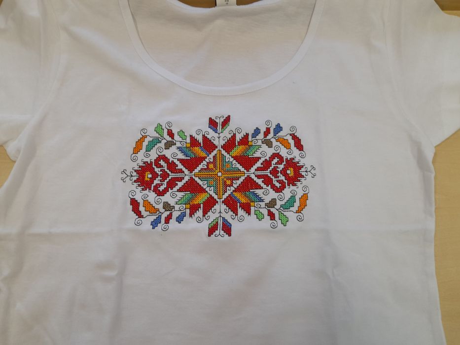 Дамска памучна тениска с БРОДИРАНА Българска шевица