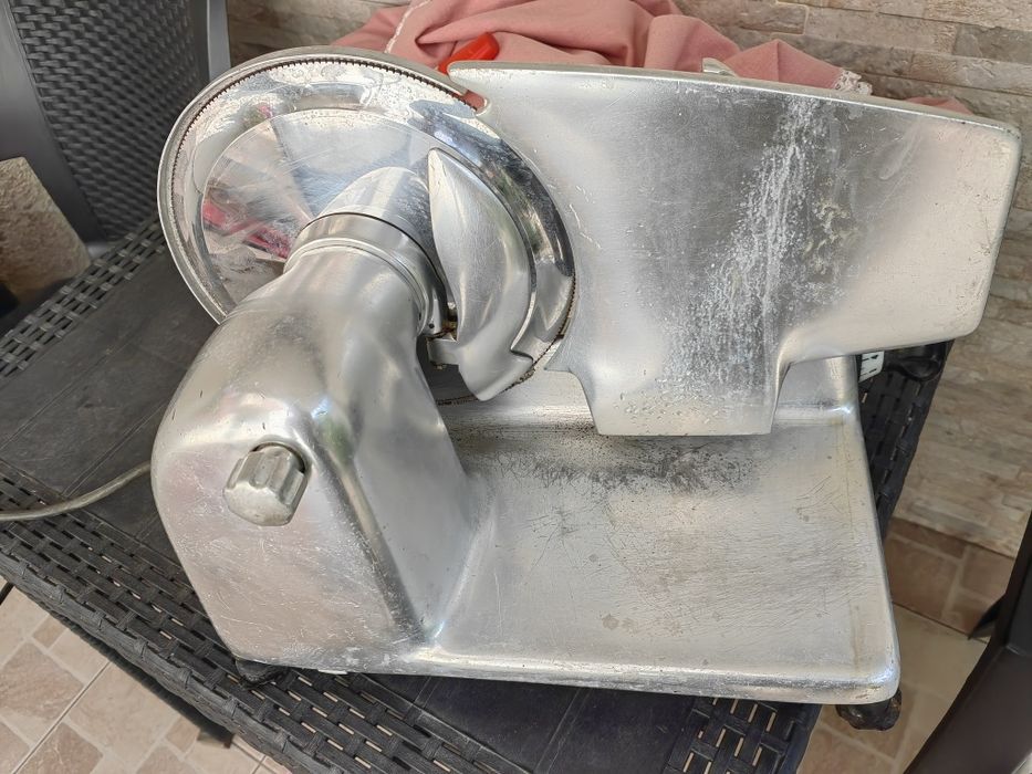 Продавам професионална кухненска машина за рязане