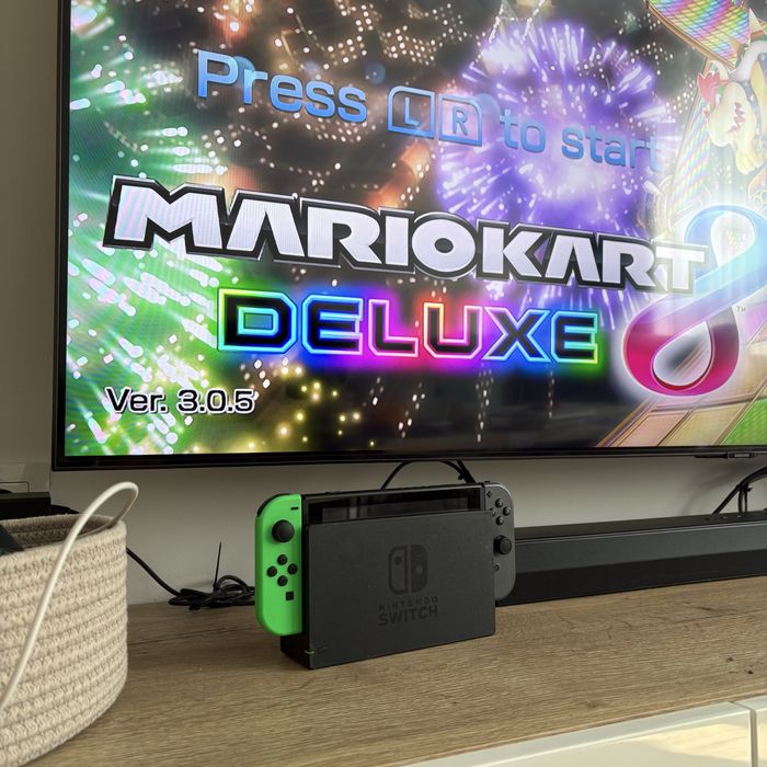 Nintendo Switch V1 пълен комплект + 6 игри (Mario Kart)