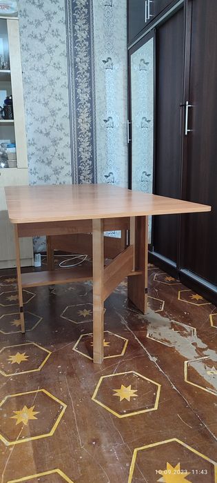 Продам стол книжка