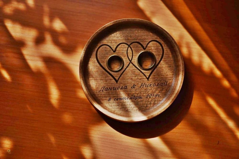 Сватбена декорация. Сватбена табела от дърво. Поставка за пръстени