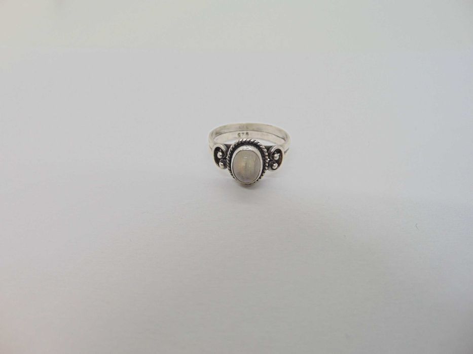 Inel din argint cu piatra lunii