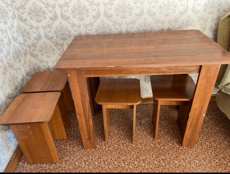 Продам кухонный стол со стульями
