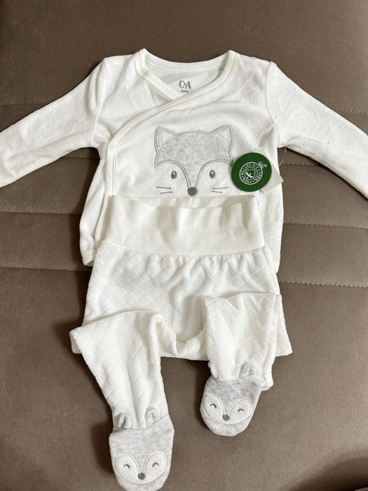 set pentru bebe de la c&a este nou cu etichetă 6 luni