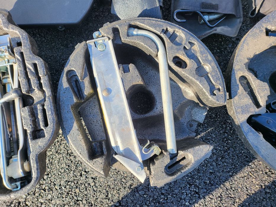 Крик и ключ за гуми