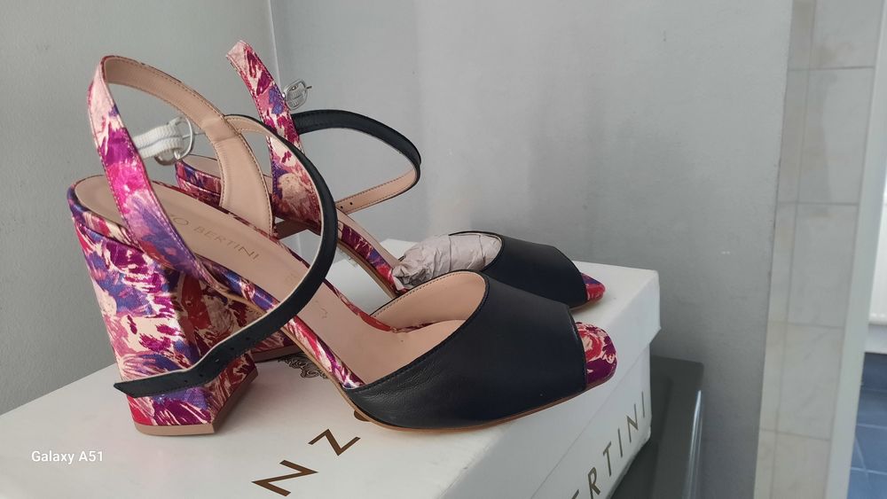 Sandale elegante din piele  cu toc mărimea 37