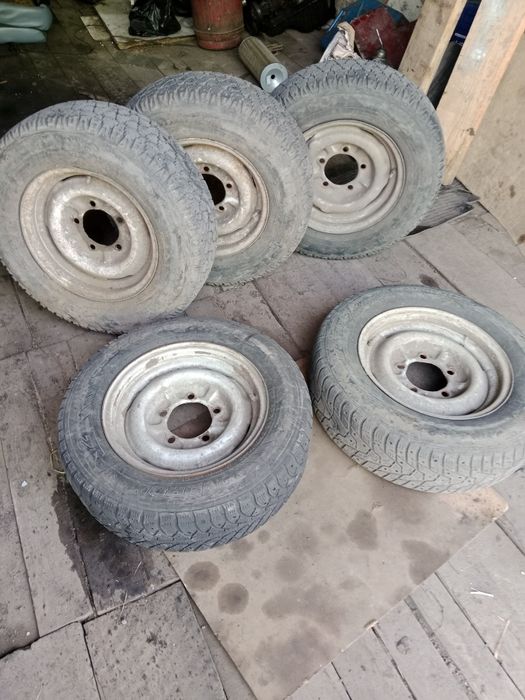 Продам шины с дисками от волги