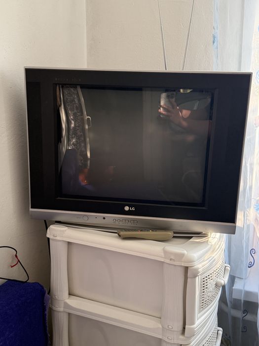 продается телевизор LG