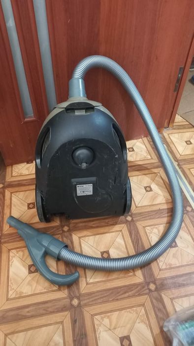Продам Пылесос  Рабочий Тянет сильно. Насадки нету.