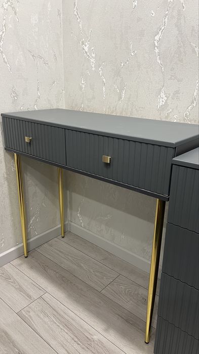 Крашенная консоль на ножках