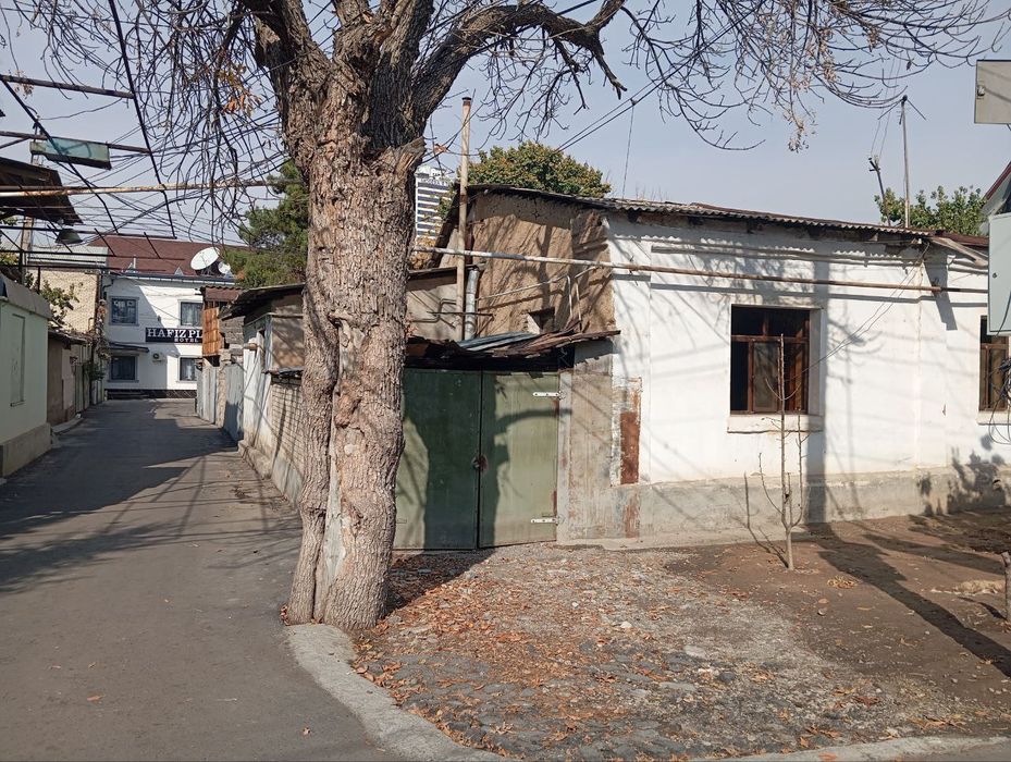 Срочно продаётся угловой 13,5×22,5 дом в центре города , под застройку