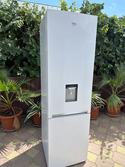 Vând frigider beko 2 metri