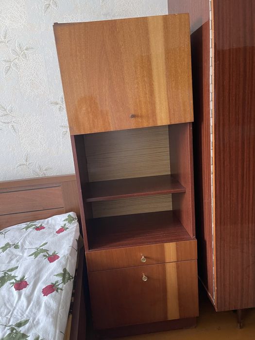 Отдам тумбу и открытый шкаф .