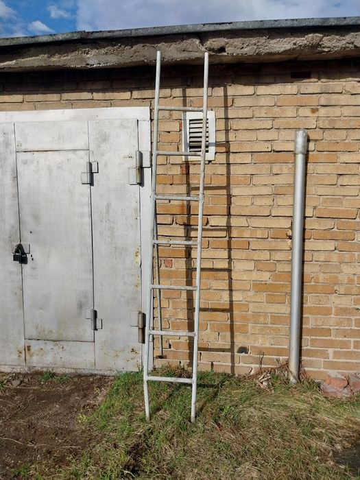 Ламинат, унитаз, люстра, лестница, картина