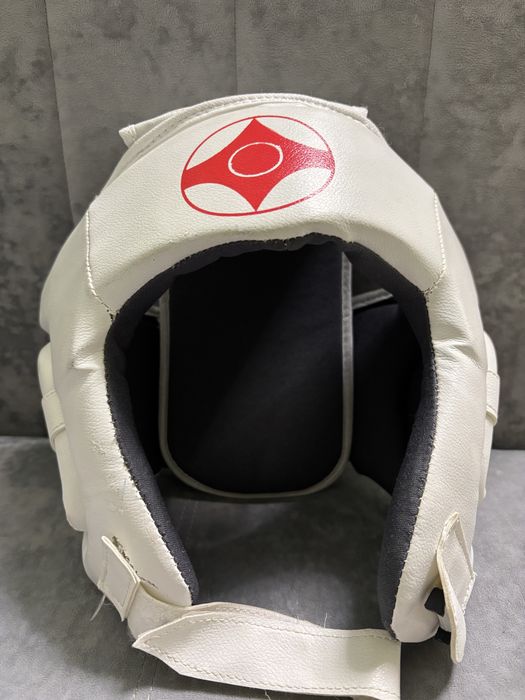 Шлем для боевых искуств.