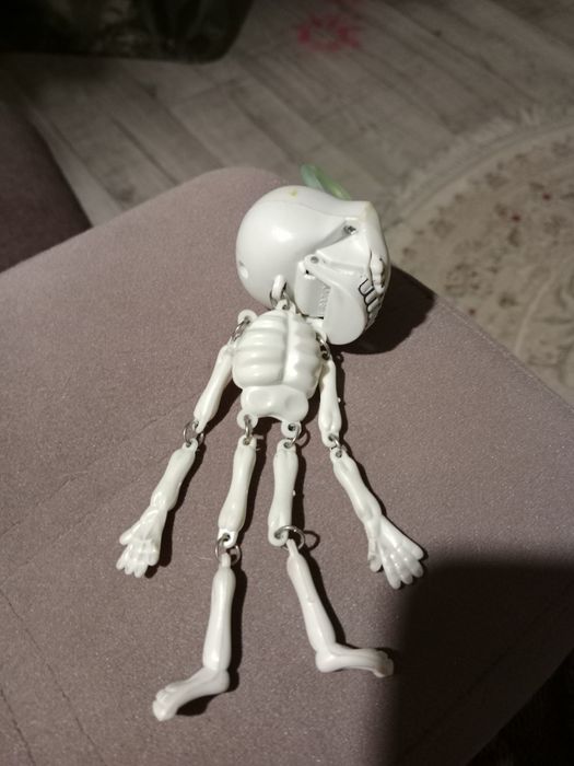 Игрушка скелетик.