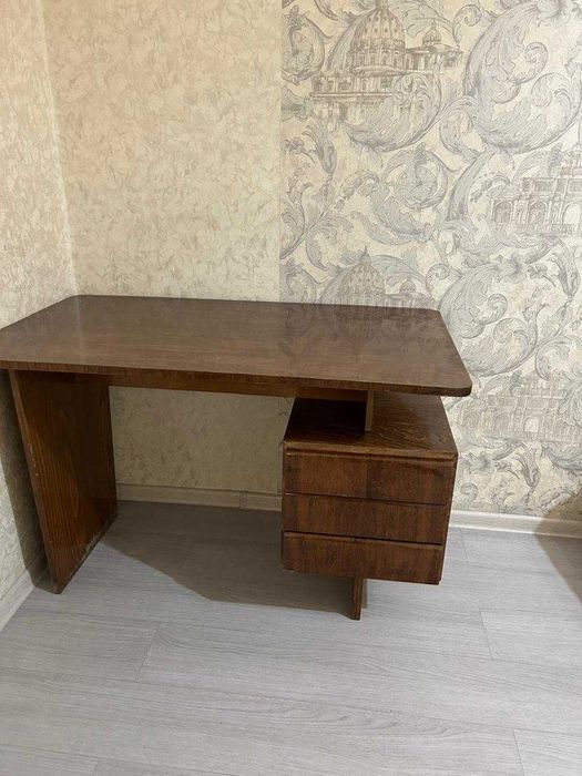 Рабочий стол советского времени  деревянный, полированный.