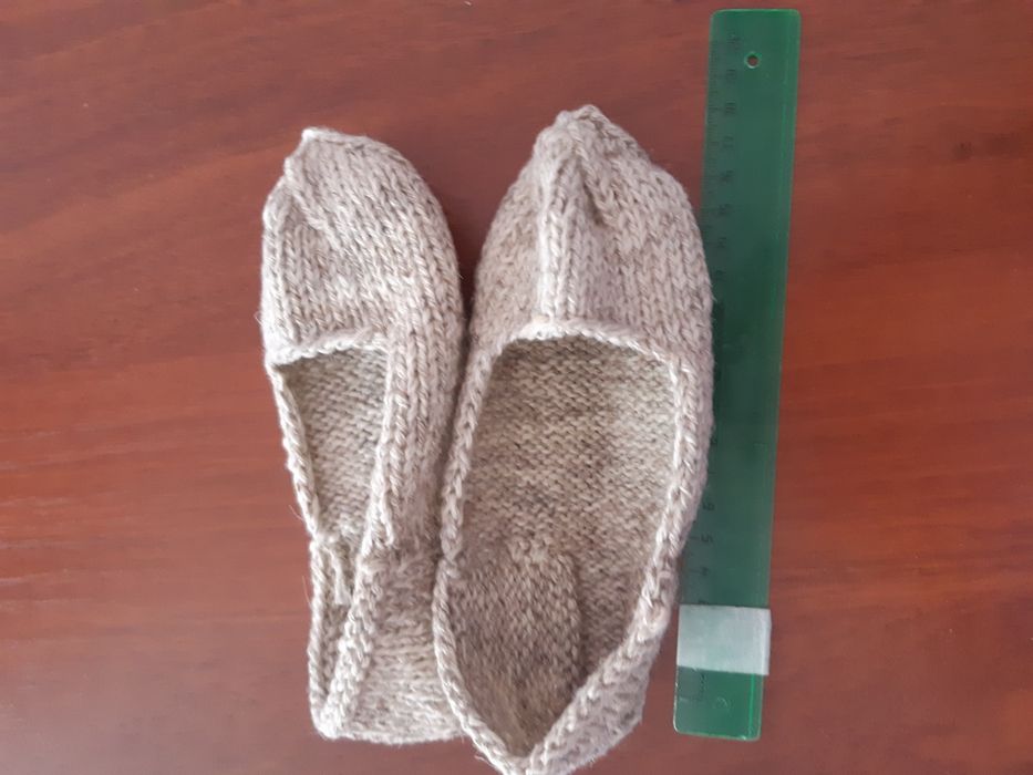 Продам детские вязаные следочки.