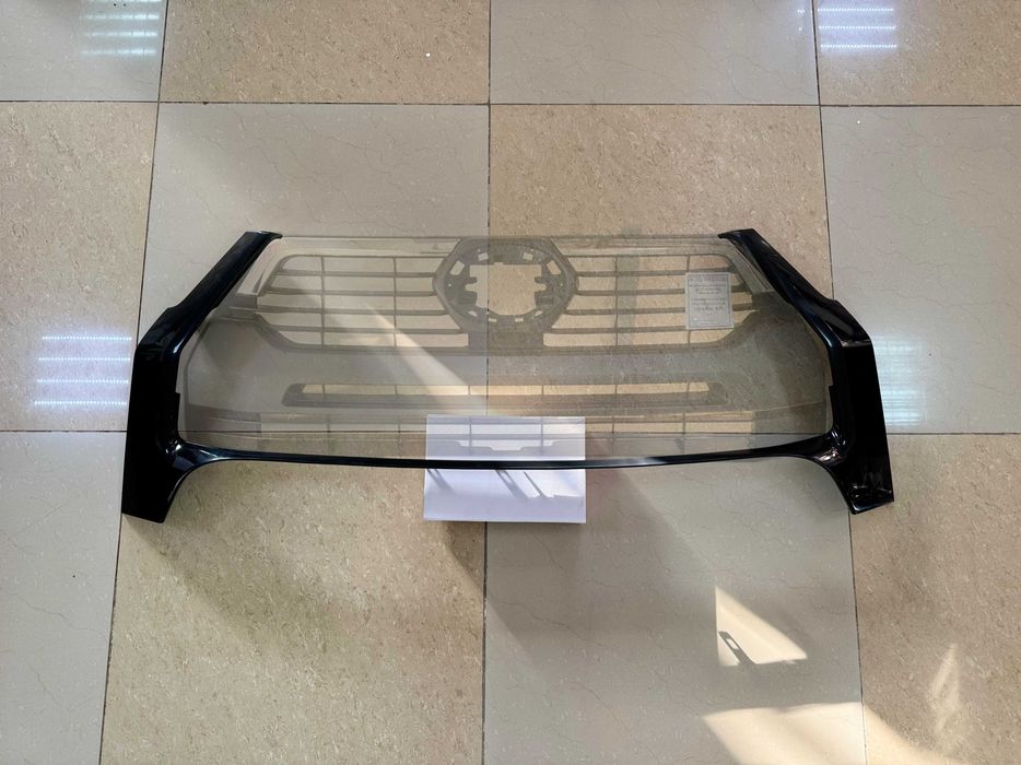 Молдинг (окантовка) решетки радиатора на Toyota Hilux 8 GR