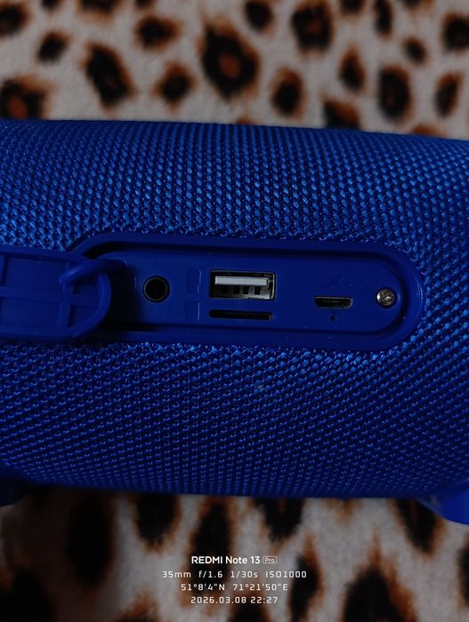 Колонка синего цвета