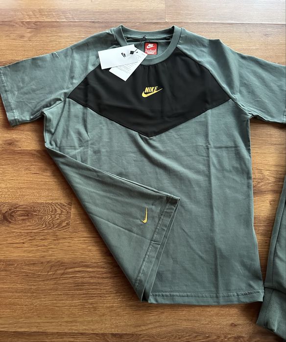 Мъжки,памучен,масленозелен екип Nike с активен,заден джоб на долнището