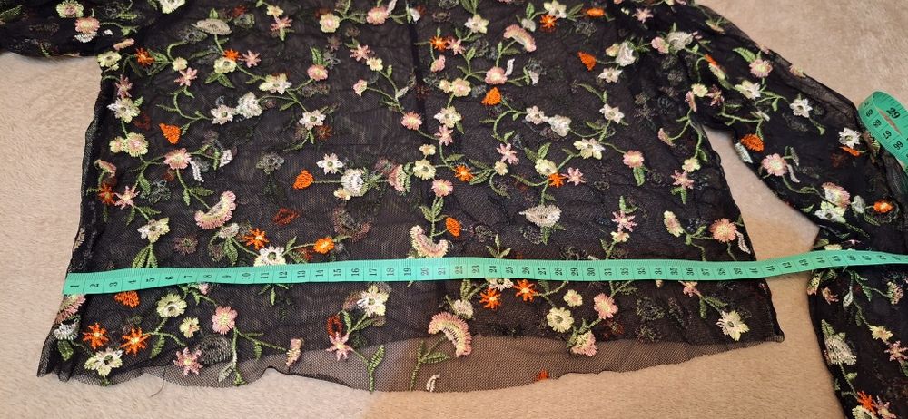 Bluza din plasa cu flori brodate manual