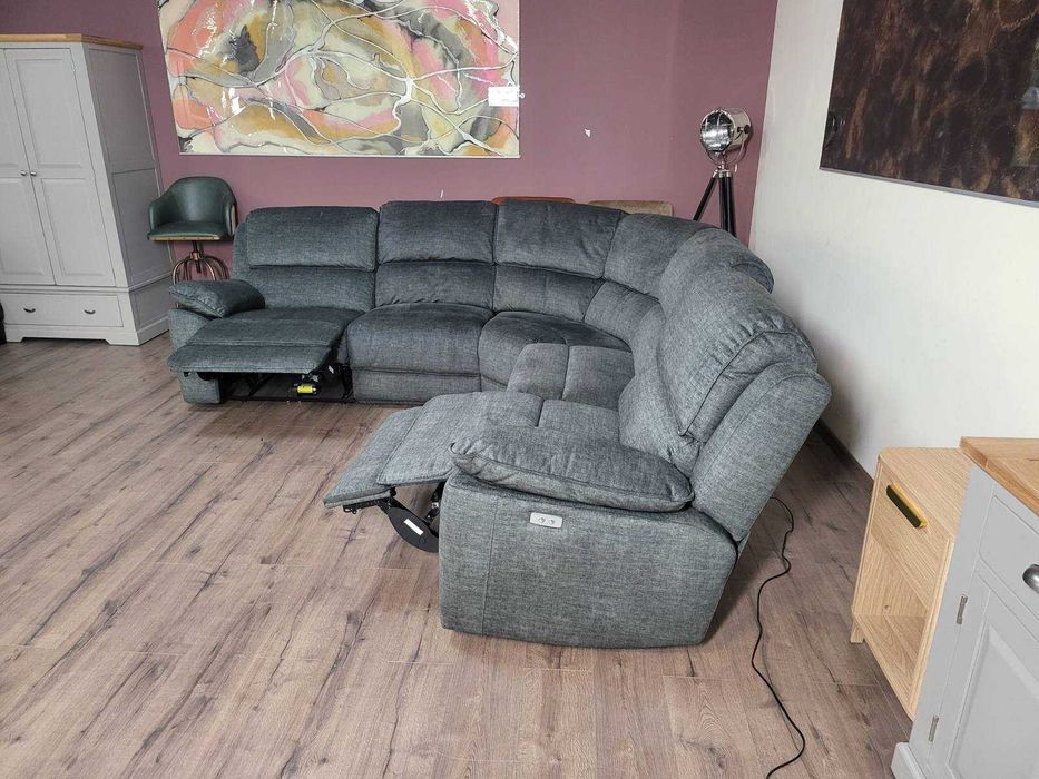 Сив ъглов диван от плат с електрически релаксиращ механизъм