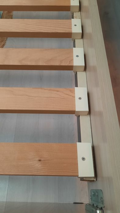 Продам односпальную кровать с матрацем
