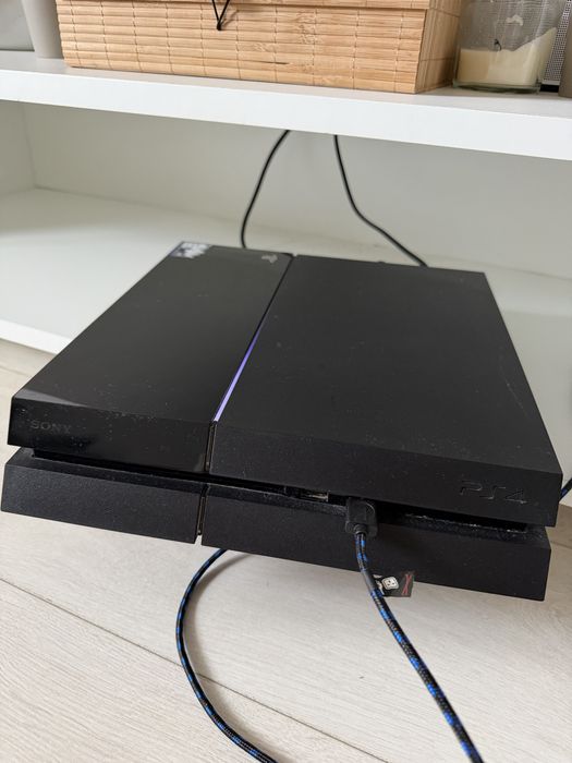PS4 FAT 500GB + 2 controllere - stare foarte buna