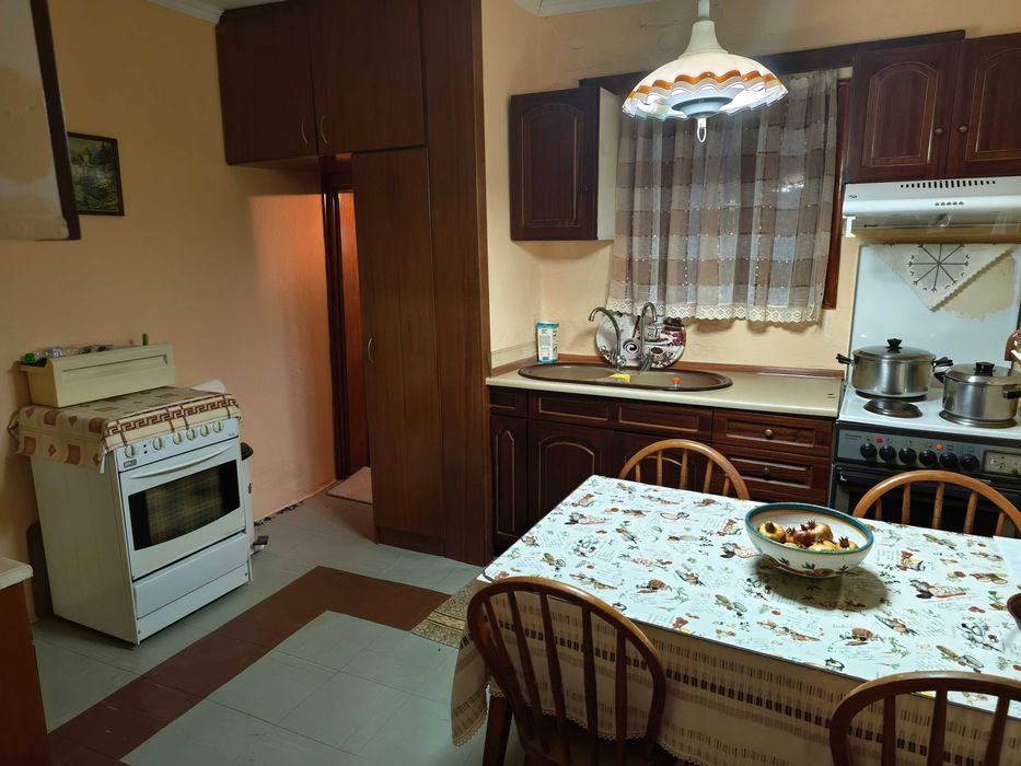 Продава къща 59м2 с ид.част от двор 900м2 в центъра на Кердилия,Гърция