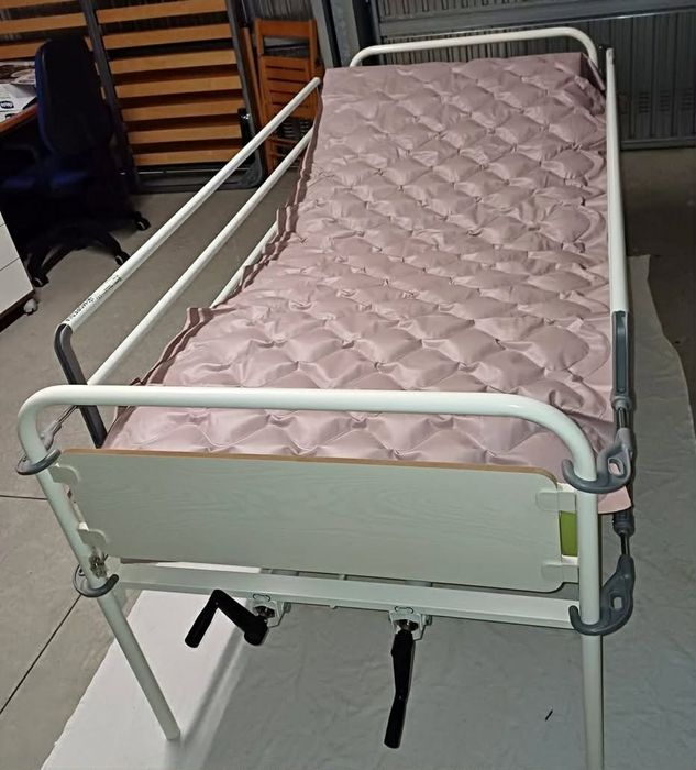 Vând pat pentru persoane  cu dizabilități