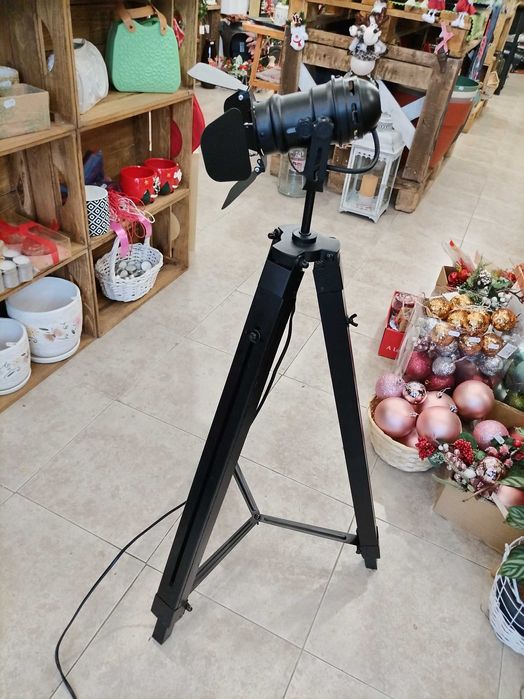 Стояща лампа тринога