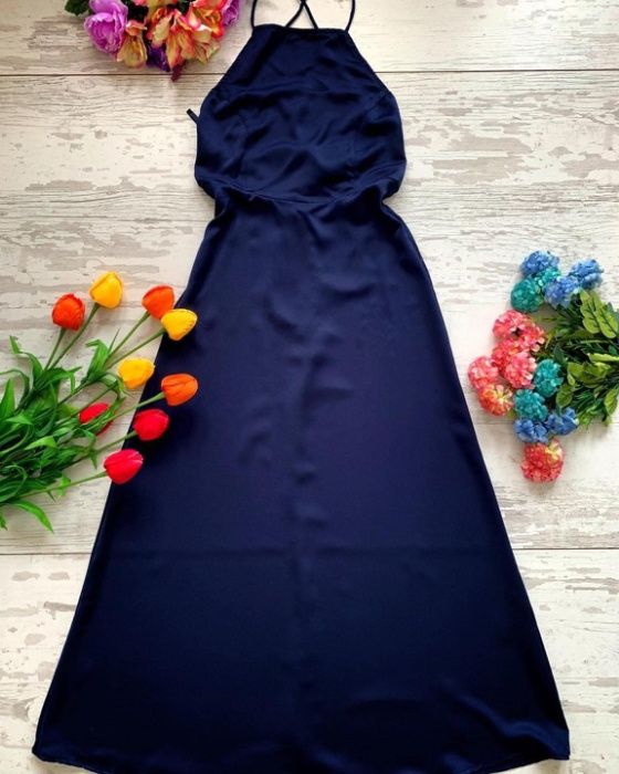 Нова рокля миди с гол гръб.