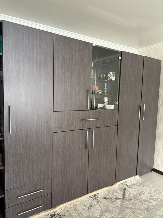 Шкаф темного цвета