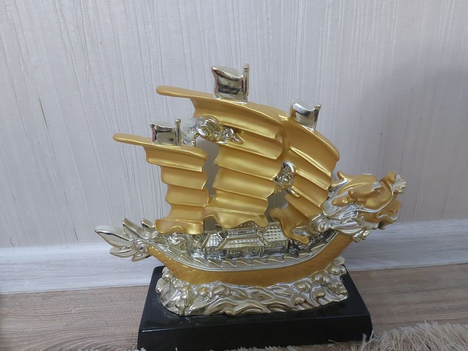 Статуэтка корабля с драконом