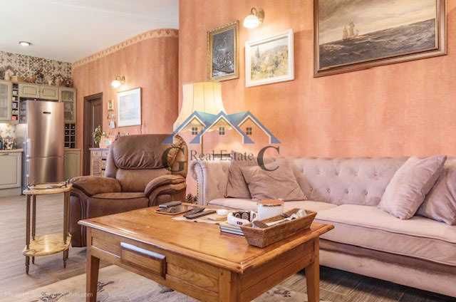 Къща 330м2, 2 гаража, басейн,5 спални, двор 675м2, 440000евро,Приселци