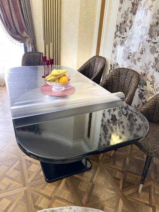 Стильный стол в гостиную