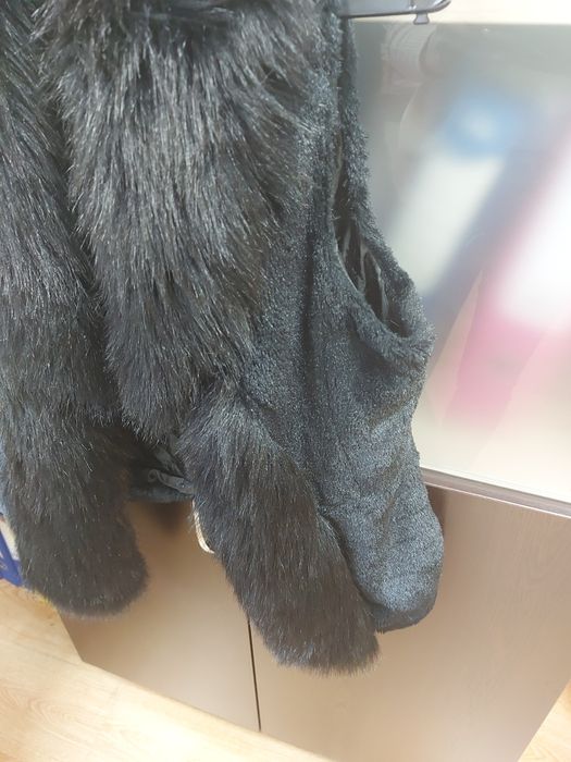 Намален черен дамски пухен елек