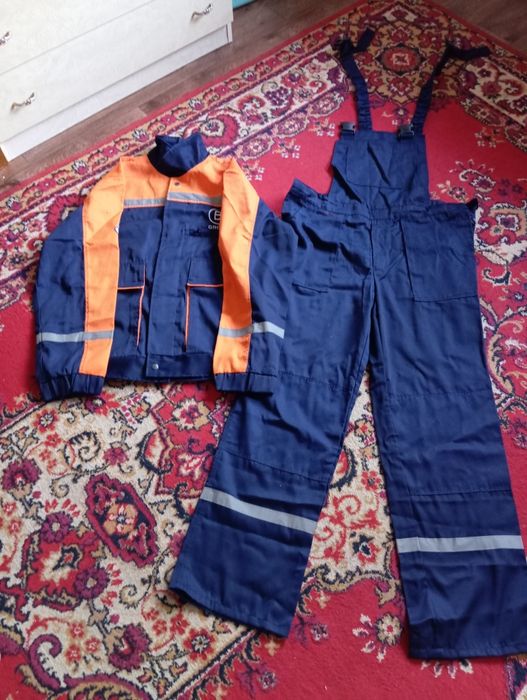 Продам спец.костюм.Новый .Цвет тёмно-синий.Причина продажи просто лежи