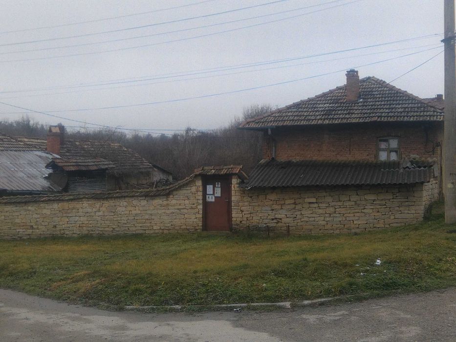 Къща с градина и двор
