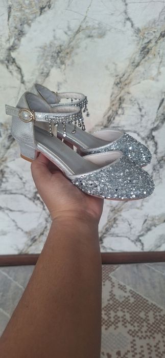 Продам нарядные туфли на девочку