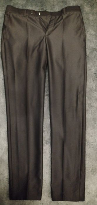 Pantaloni eleganți.