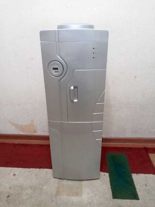 Кулер для горячий и холодный воды отличном рабочим сосотоянии!